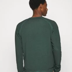 Le moins cher 😍 Pier One Pas Cher Sweatshirt pulls et gilets col rond homme 🎉 -Pier One Soldes Magasin 09e2b4603b644f7bb3a444dcab272518