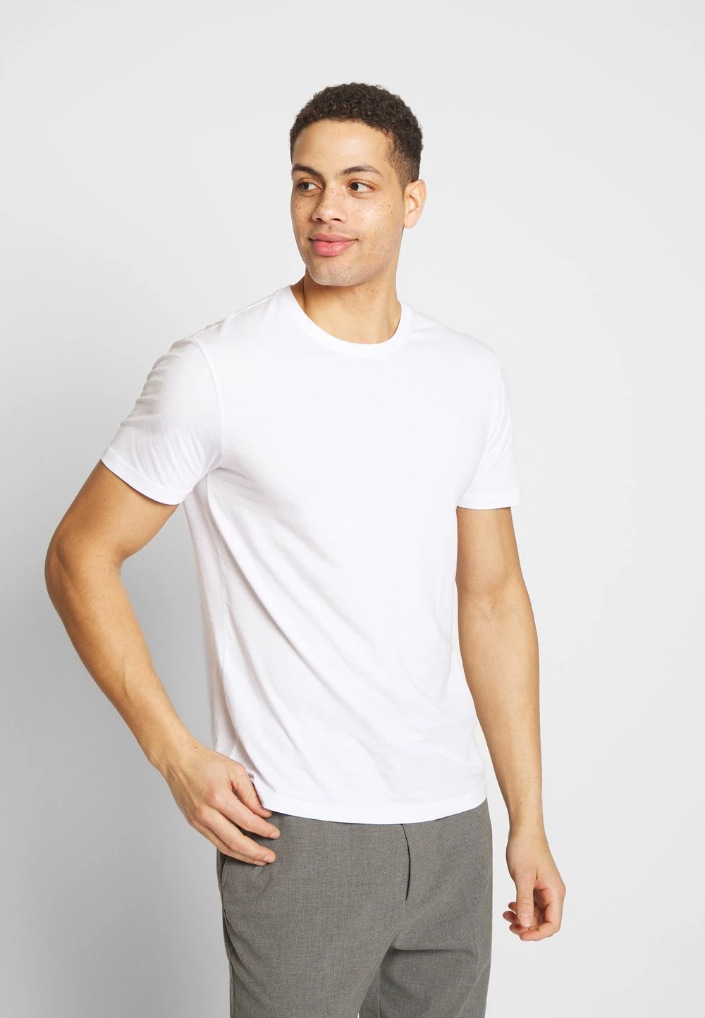 Meilleur prix 👏 Soldes Pier One 3 PACK - T-shirt basique t-shirts col rond homme 🌟 5 Meilleur prix 👏 Soldes Pier One 3 PACK - T-shirt basique t-shirts col rond homme 🌟 – Image 3