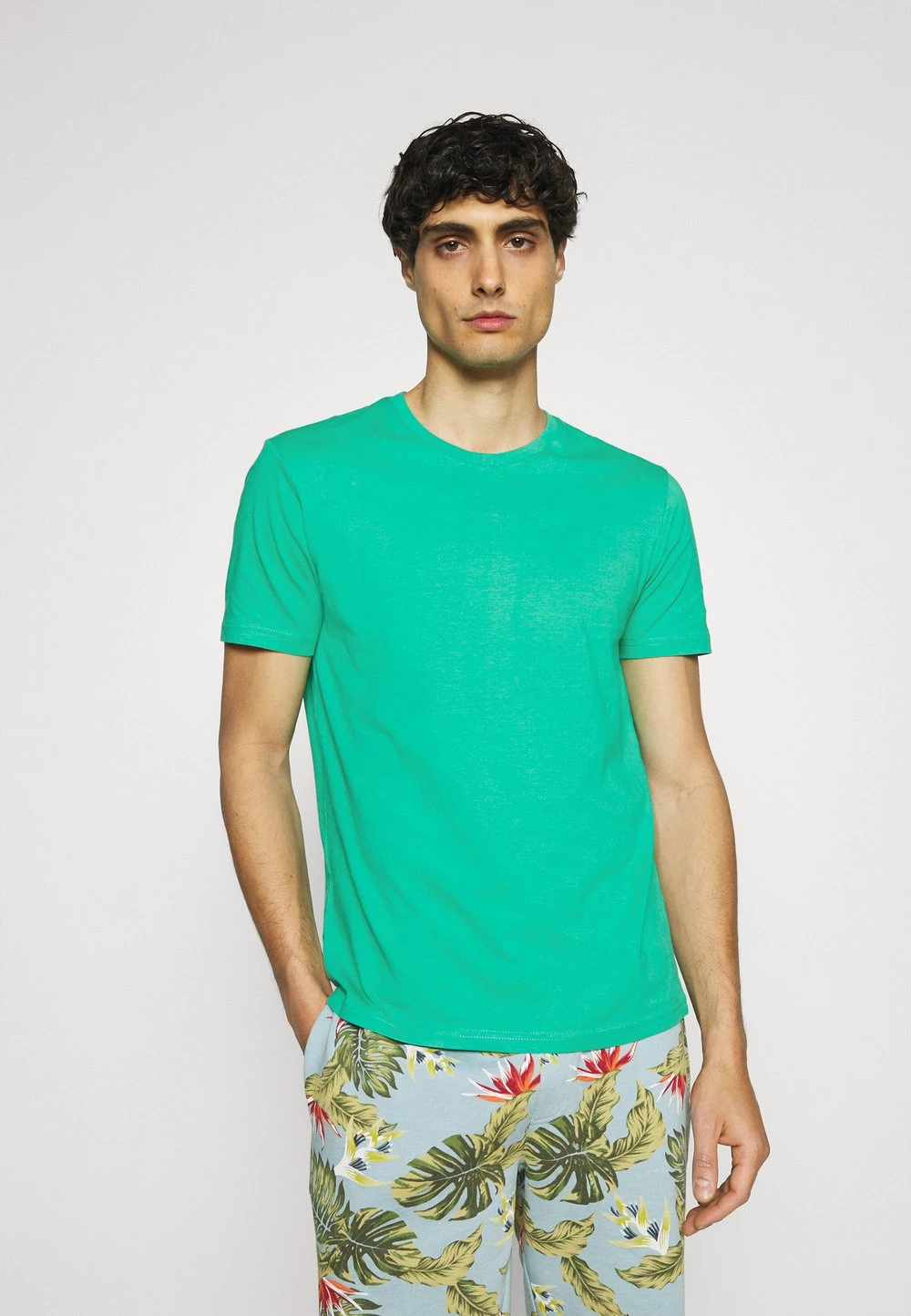 Offres 🛒 Prix Réduit Pier One 2 PACK - T-shirt basique t-shirts col rond homme 👏 4 Offres 🛒 Prix Réduit Pier One 2 PACK - T-shirt basique t-shirts col rond homme 👏 – Image 2