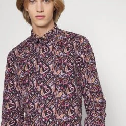 Grosses soldes 💯 Garantie De Qualité 100% Pier One FESTIVE AOP - Chemise chemises col kent homme ❤️ 12 Grosses soldes 💯 Garantie De Qualité 100% Pier One FESTIVE AOP - Chemise chemises col kent homme ❤️ -Pier One Soldes Magasin 42f1fc22f04142e68d186bb66a314705