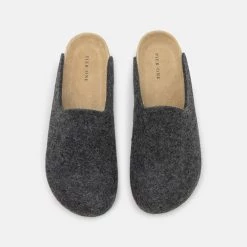 Tout neuf ✨ Prix Dynamité Pier One UNISEX - Chaussons sandales et tongs rond 🎁 -Pier One Soldes Magasin 432dd18e964346df954b7e362219f772