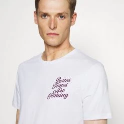 Vente flash ✔️ Pier One Rabais T-shirt imprimé t-shirts col rond homme 👏 13 Vente flash ✔️ Pier One Rabais T-shirt imprimé t-shirts col rond homme 👏 -Pier One Soldes Magasin 4f4c23a0b6da48b3866727c2d1e357e8