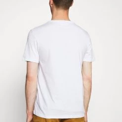 Vente flash ✔️ Pier One Rabais T-shirt imprimé t-shirts col rond homme 👏 11 Vente flash ✔️ Pier One Rabais T-shirt imprimé t-shirts col rond homme 👏 -Pier One Soldes Magasin 643d0ba095454638ba1570d48f05a187