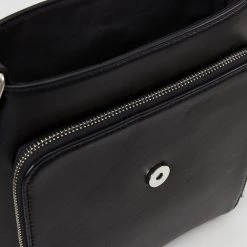 Meilleure vente 🌟 Pier One Sac bandoulière Promos sacs fermoir aimant&eacute; homme 👍 -Pier One Soldes Magasin 64e3258d4b2e4b3b9dd81fdee0642ad6