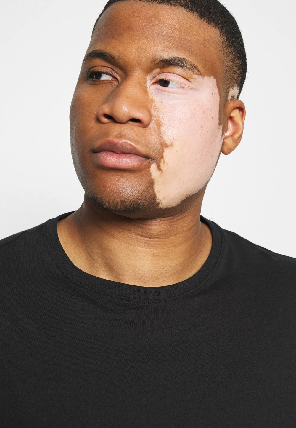 Coupon ✔️ Prix Accessible Pier One 5 PACK - T-shirt basique t-shirts col rond homme 🔔 9 Coupon ✔️ Prix Accessible Pier One 5 PACK - T-shirt basique t-shirts col rond homme 🔔 – Image 7