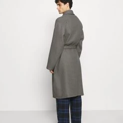 Grosses soldes đ§š Pier One Discount En Ligne Peignoir sous-vĂȘtements & chaussettes col châle homme â 15 Grosses soldes đ§š Pier One Discount En Ligne Peignoir sous-vĂȘtements & chaussettes col châle homme â -Pier One Soldes Magasin 843aae18dd354ecea874e718391b9416