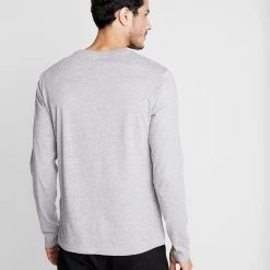 Les meilleures critiques de 🔔 Qualité garantie 100% Pier One T-shirt à manches longues t-shirts col rond homme 🤩 -Pier One Soldes Magasin 8478732414c64f0aabb6957d5182c7ca