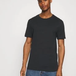 De gros 🛒 Pier One 5 PACK - T-shirt basique Prix Avantageux t-shirts col rond homme ✨ -Pier One Soldes Magasin 97c18e35b5f94069b6c162222882cabe