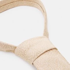 Le moins cher 🛒 Rabais Pier One SET - Cravate pochettes de costume couleur unie homme ✔️ 16 Le moins cher 🛒 Rabais Pier One SET - Cravate pochettes de costume couleur unie homme ✔️ -Pier One Soldes Magasin a4a0568196f7441e9a8294a50f5b5289