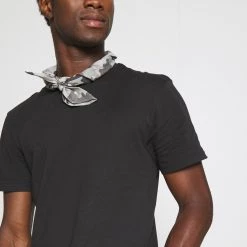 Budget 😀 Prix Gelé Pier One 3 PACK - T-shirt basique t-shirts col rond homme ✔️ -Pier One Soldes Magasin ae9b9691c10949c5b4edc17929f8c13a