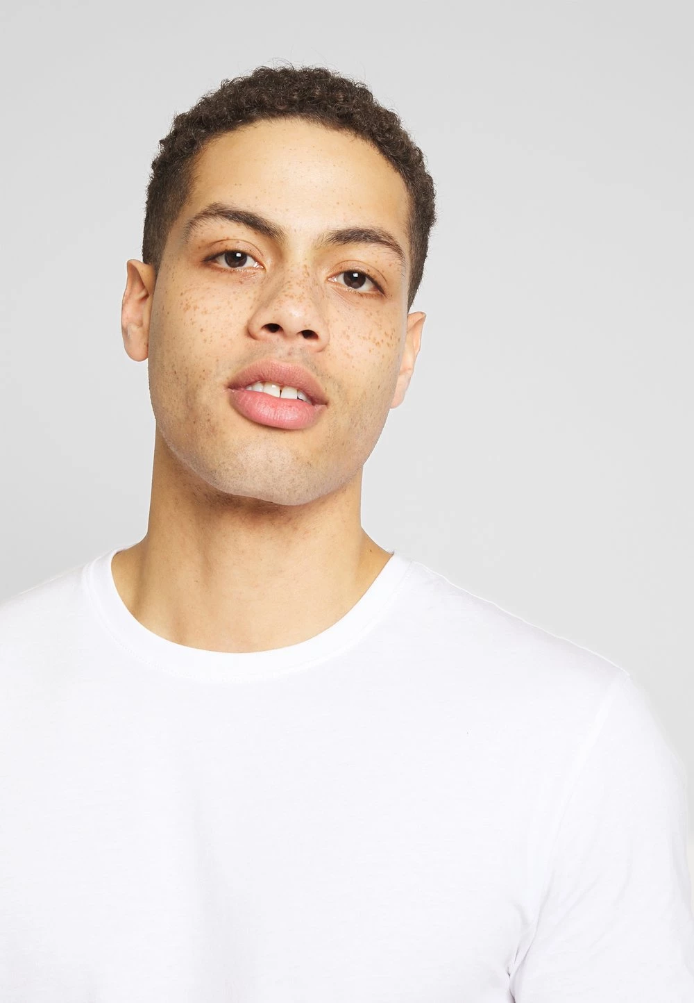 Meilleur prix 👏 Soldes Pier One 3 PACK - T-shirt basique t-shirts col rond homme 🌟 7 Meilleur prix 👏 Soldes Pier One 3 PACK - T-shirt basique t-shirts col rond homme 🌟 – Image 5