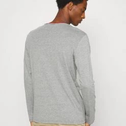 Budget 💯 Pier One T-shirt à manches longues Soldes t-shirts col rond homme ⭐ -Pier One Soldes Magasin c77a65bb8406418bac6dbb7170217d8b