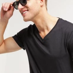 Meilleure affaire 🛒 Pier One Prix Compétitif 2 PACK - T-shirt basique t-shirts col en v profond homme 🔥 -Pier One Soldes Magasin e073533816284d398e474fb2d3238a21