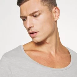 Le moins cher ✔️ Pier One T-shirt basique Assurance De l’Authenticité t-shirts encolure large ronde homme 💯 19 Le moins cher ✔️ Pier One T-shirt basique Assurance De l’Authenticité t-shirts encolure large ronde homme 💯 -Pier One Soldes Magasin e58cbefeeef0416682b9d465dd63a942