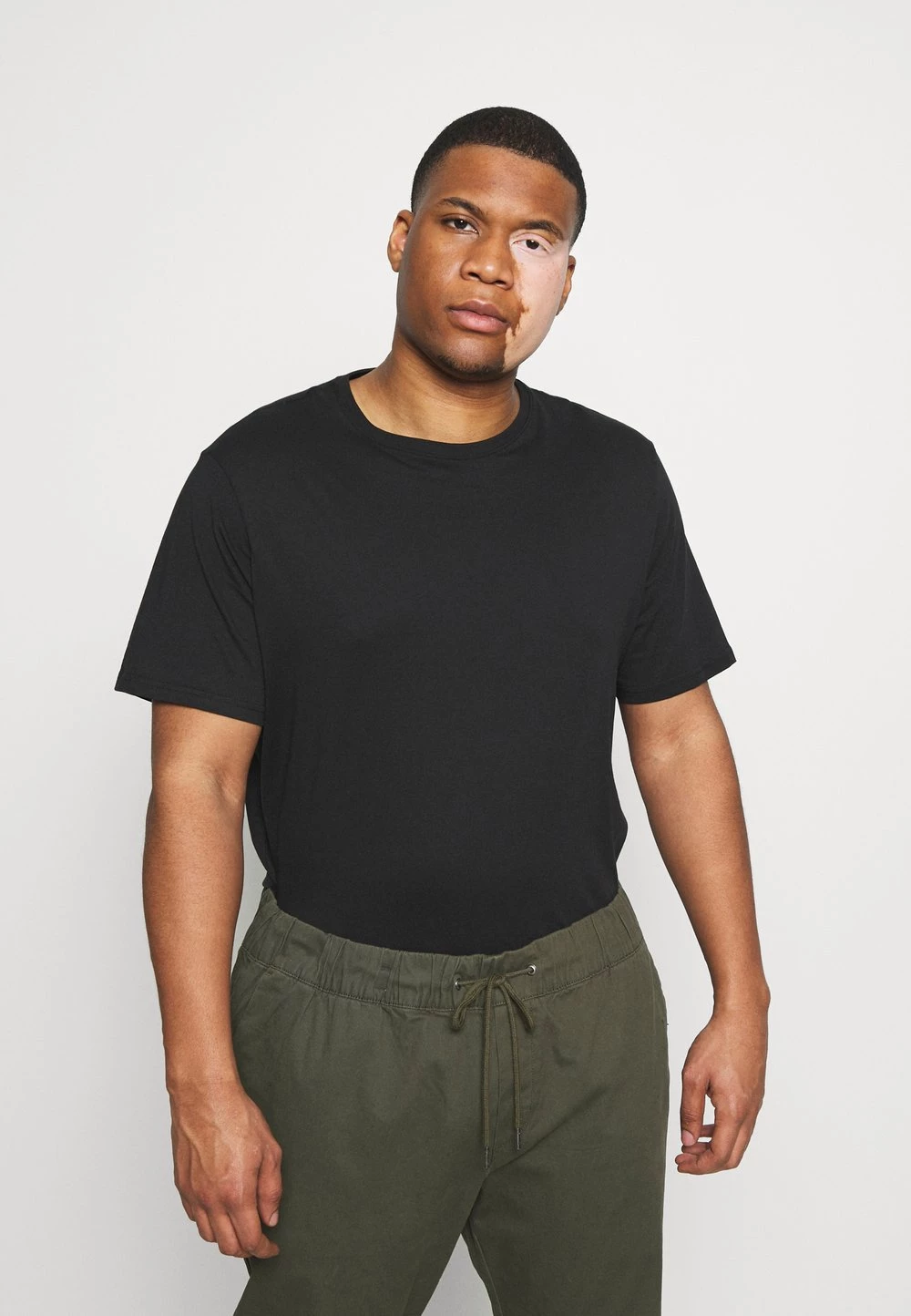 Coupon ✔️ Prix Accessible Pier One 5 PACK - T-shirt basique t-shirts col rond homme 🔔 4 Coupon ✔️ Prix Accessible Pier One 5 PACK - T-shirt basique t-shirts col rond homme 🔔 – Image 2